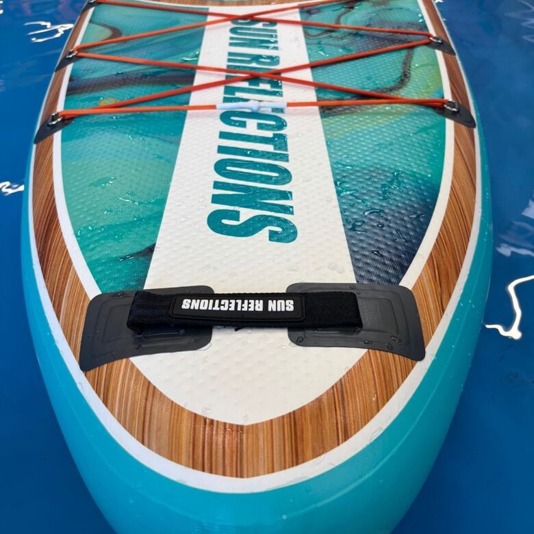 Objevte zcela novou dimenzi vodních dobrodružství se setem SUN REFLECTIONS M 10’8” Minicombo. Tento všestranný paddleboard o délce 325 cm a šířce 84 cm nabízí díky dvouvrstvé drop-stitch konstrukci pevnost a odolnost, zatí